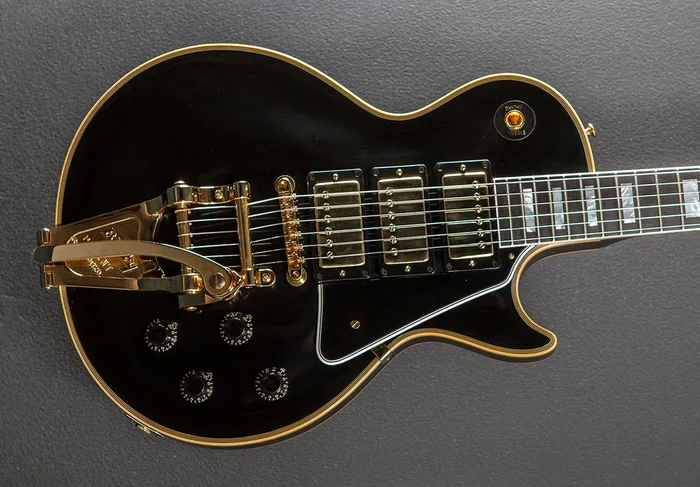 1957 Les Paul Custom Reissue – VOS Ebony 3 Pickup w/Bigsby