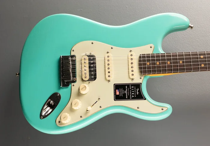 American Ultra Luxe Vintage ’60s Stratocaster HSS – Sea Foam Green