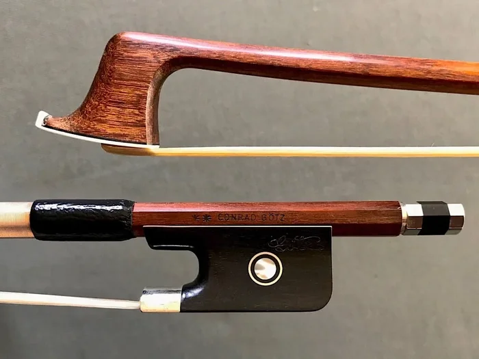 **CONRAD GÖTZ nickel-mounted Pernambuco viola bow 70.3g | Metzler Violins