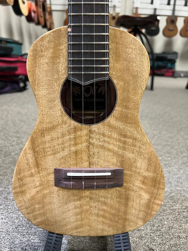 Oli L1-CMG Solid Mango Concert Ukulele w/Case