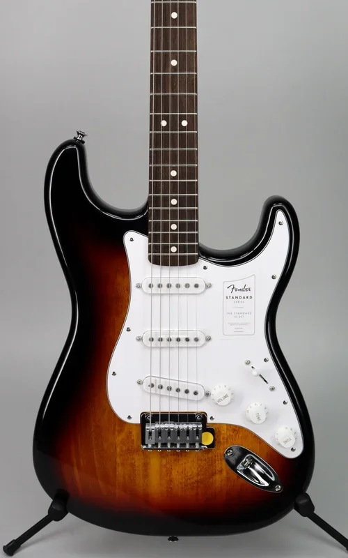 Tweed Bundle Fender Standard Stratocaster 3-Color Sunburst + Fender Classic Series Hardshell Case Tweed